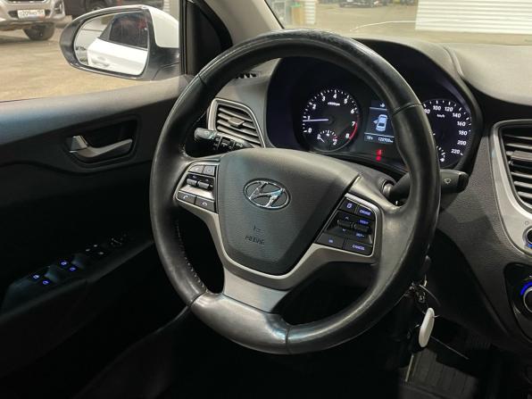 Hyundai Solaris II с пробегом 2017 года, цена 1 180 000 рублей, 120708 км, седан, Автокод Объявления