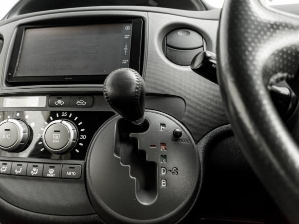 Toyota Sienta I Рестайлинг 2 с пробегом 2012 года, цена 950 000 рублей, 175942 км, минивэн, Автокод Объявления