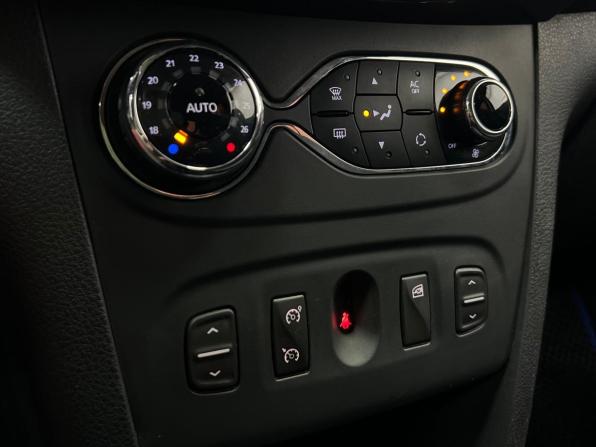 Renault Sandero II с пробегом 2015 года, цена 850 000 рублей, 81000 км, хэтчбек, Автокод Объявления