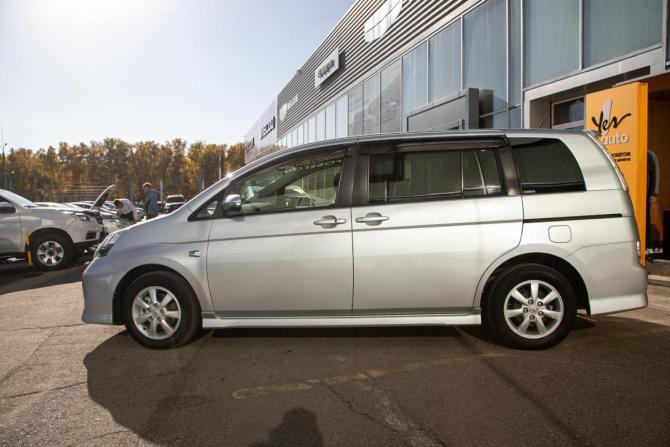Toyota ISis I Рестайлинг с пробегом 2017 года, цена 1 428 000 рублей, 115000 км, компактвэн, Автокод Объявления