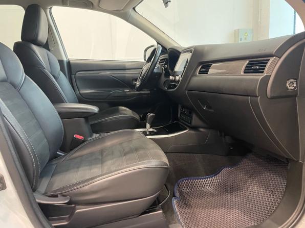Mitsubishi Outlander III Рестайлинг 3 с пробегом 2021 года, цена 2 260 000 рублей, 120000 км, внедорожник, Автокод Объявления