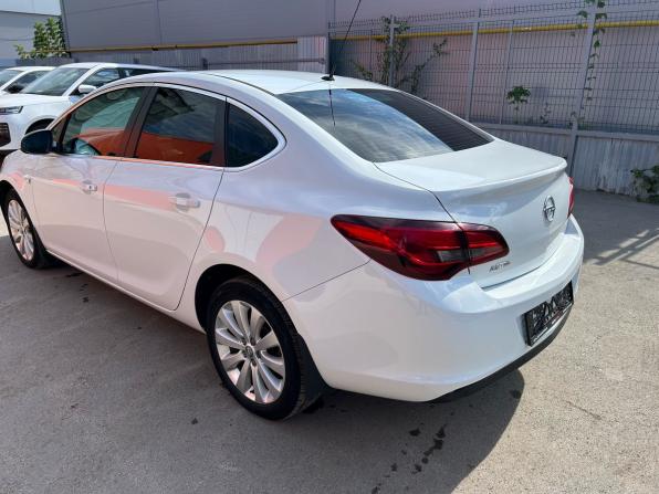 Opel Astra J Рестайлинг с пробегом 2015 года, цена 669 900 рублей, 195000 км, седан, Автокод Объявления