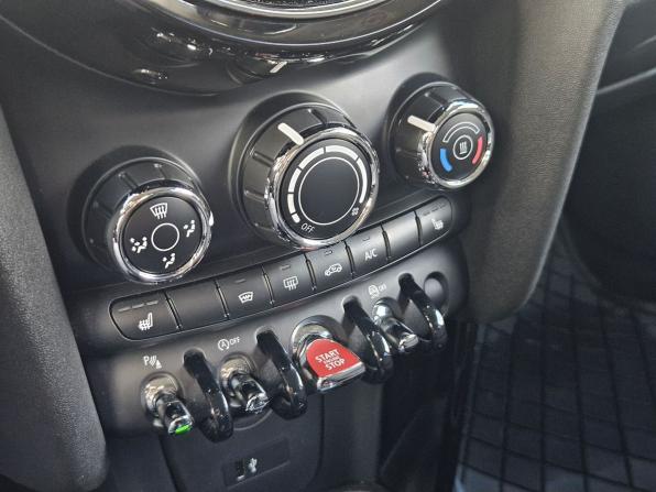 Mini Hatch III (F55/F56) Рестайлинг с пробегом 2019 года, цена 2 050 000 рублей, 59270 км, хэтчбек, Автокод Объявления
