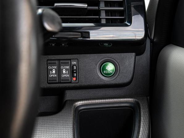 Honda Stepwgn V с пробегом 2016 года, цена 1 820 000 рублей, 112304 км, минивэн, Автокод Объявления