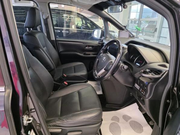 Toyota Voxy III (R80) с пробегом 2015 года, цена 1 800 000 рублей, 208185 км, минивэн, Автокод Объявления