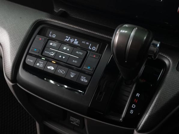 Honda Stepwgn V Рестайлинг с пробегом 2017 года, цена 1 849 000 рублей, 181390 км, минивэн, Автокод Объявления