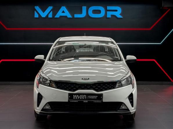Kia Rio IV Рестайлинг с пробегом 2021 года, цена 1 390 000 рублей, 97751 км, седан, Автокод Объявления