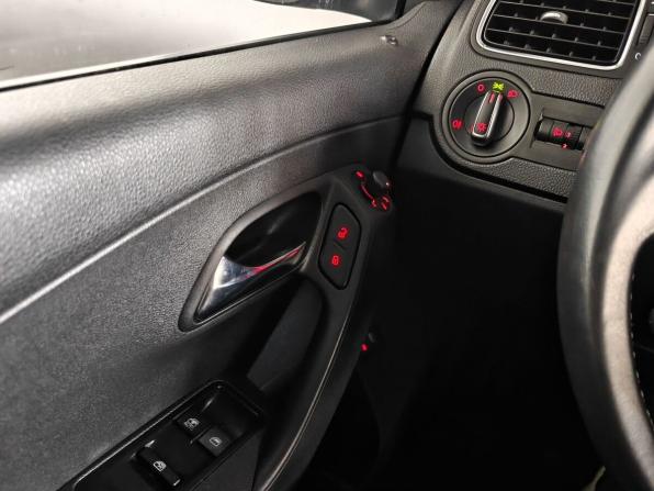 Volkswagen Polo V с пробегом 2013 года, цена 915 000 рублей, 22500 км, седан, Автокод Объявления