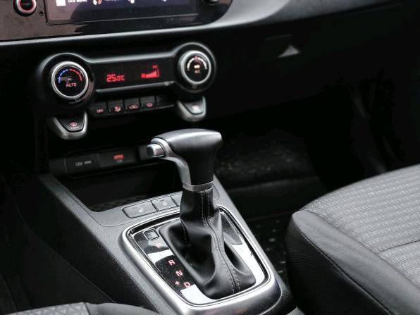 Kia Rio IV Рестайлинг с пробегом 2022 года, цена 1 350 000 рублей, 90975 км, седан, Автокод Объявления
