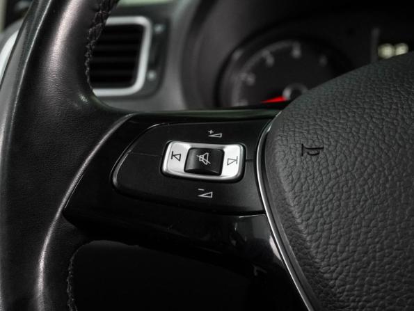 Volkswagen Polo V Рестайлинг с пробегом 2016 года, цена 1 379 000 рублей, 137111 км, седан, Автокод Объявления