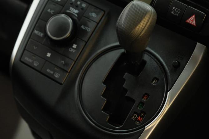 Toyota Wish II Рестайлинг с пробегом 2014 года, цена 1 719 000 рублей, 125000 км, минивэн, Автокод Объявления