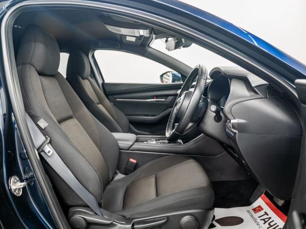 Mazda 3 IV (BP) с пробегом 2021 года, цена 1 800 000 рублей, 13000 км, хэтчбек, Автокод Объявления