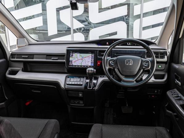 Honda Stepwgn V Рестайлинг с пробегом 2018 года, цена 2 230 000 рублей, 100019 км, минивэн, Автокод Объявления