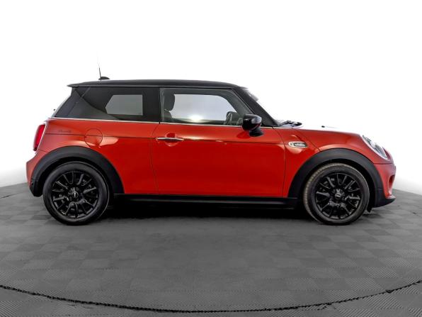Mini Hatch III (F55/F56) Рестайлинг с пробегом 2021 года, цена 2 550 000 рублей, 66313 км, хэтчбек, Автокод Объявления