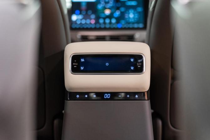 Новый Li Auto (Lixiang) Mega 2025 года, цена 9 390 000 рублей, минивэн, Автокод Объявления