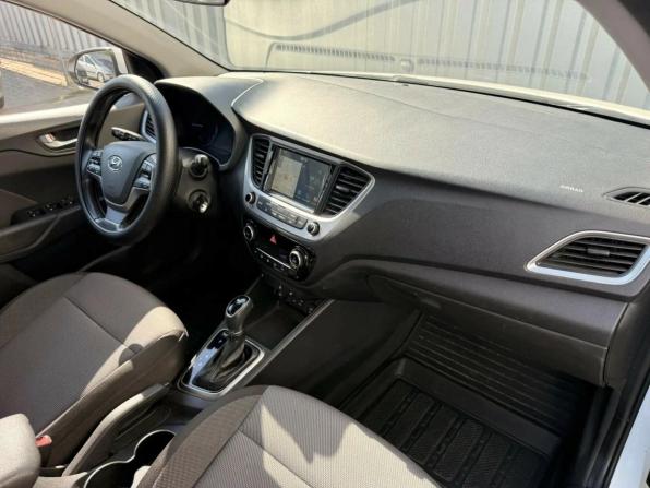 Hyundai Solaris II с пробегом 2017 года, цена 990 000 рублей, 372571 км, седан, Автокод Объявления