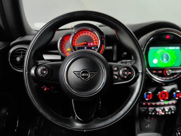 Mini Hatch III (F55/F56) Рестайлинг с пробегом 2019 года, цена 1 639 000 рублей, 143151 км, хэтчбек, Автокод Объявления