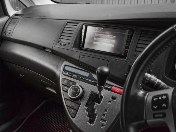 Toyota ISis I Рестайлинг с пробегом 2010 года, цена 1 270 000 рублей, 112707 км, минивэн, Автокод Объявления