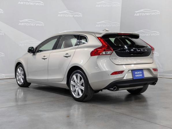 Volvo V40 II Рестайлинг с пробегом 2019 года, цена 1 600 000 рублей, 15000 км, хэтчбек, Автокод Объявления