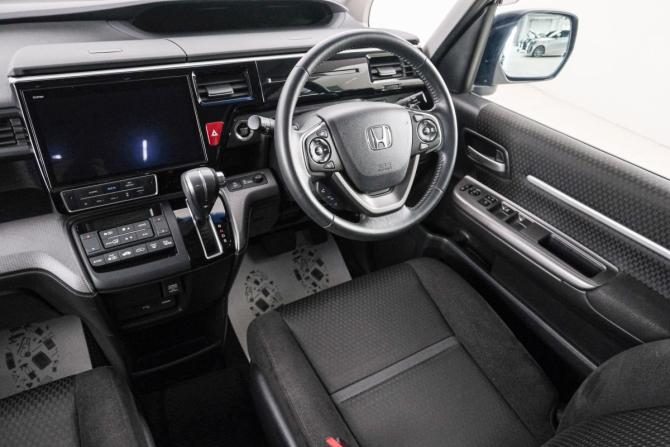 Honda Stepwgn V Рестайлинг с пробегом 2019 года, цена 2 499 000 рублей, 56111 км, минивэн, Автокод Объявления