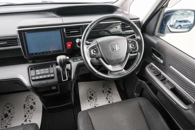 Honda Stepwgn V с пробегом 2015 года, цена 1 699 000 рублей, 127000 км, минивэн, Автокод Объявления