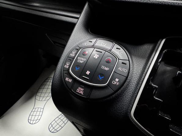 Toyota Voxy III (R80) Рестайлинг с пробегом 2018 года, цена 2 700 000 рублей, 88347 км, минивэн, Автокод Объявления