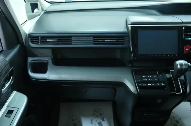 Honda Stepwgn V с пробегом 2015 года, цена 1 869 000 рублей, 102000 км, минивэн, Автокод Объявления