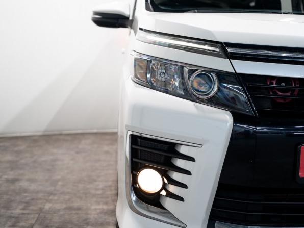 Toyota Voxy III (R80) с пробегом 2014 года, цена 1 750 000 рублей, 152500 км, минивэн, Автокод Объявления