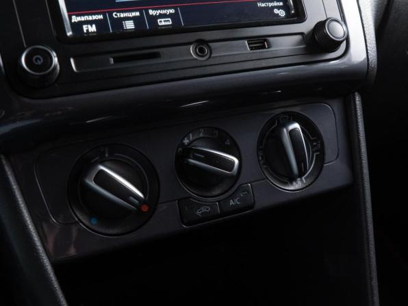Volkswagen Polo V Рестайлинг с пробегом 2018 года, цена 1 035 000 рублей, 159384 км, седан, Автокод Объявления