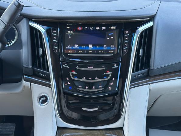 Cadillac Escalade IV с пробегом 2017 года, цена 4 830 000 рублей, 159800 км, внедорожник, Автокод Объявления