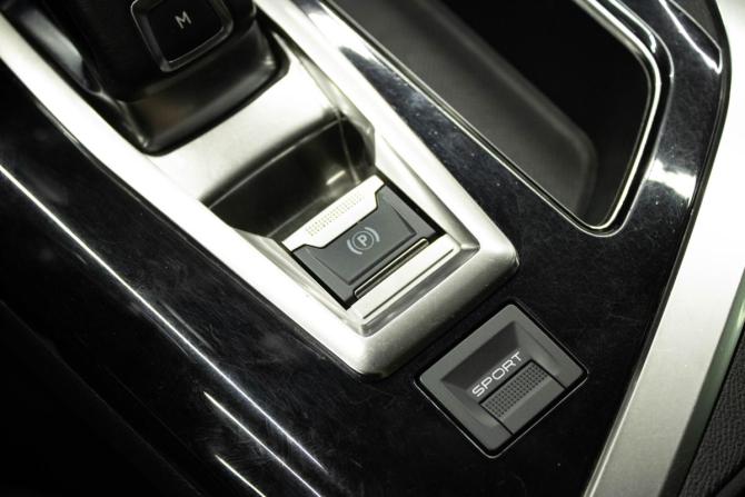 Peugeot 3008 II с пробегом 2018 года, цена 1 649 000 рублей, 157342 км, внедорожник, Автокод Объявления