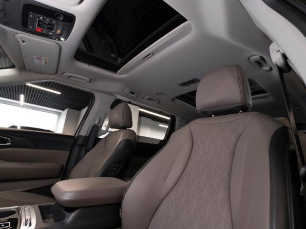 Kia Carnival IV Рестайлинг с пробегом 2024 года, цена 5 700 000 рублей, 23236 км, минивэн, Автокод Объявления