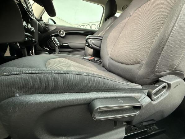 Mini Hatch III (F55/F56) Рестайлинг с пробегом 2019 года, цена 1 990 000 рублей, 128225 км, хэтчбек, Автокод Объявления