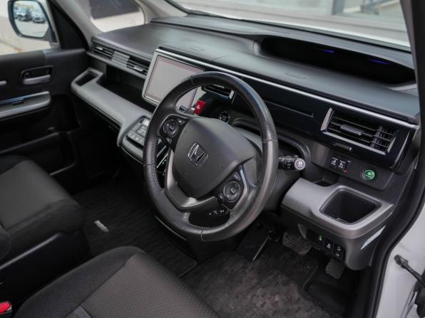 Honda Stepwgn V Рестайлинг с пробегом 2019 года, цена 2 310 000 рублей, 74978 км, минивэн, Автокод Объявления