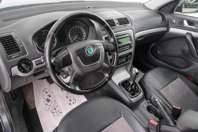 Skoda Octavia II (A5) Рестайлинг с пробегом 2012 года, цена 829 000 рублей, 210000 км, лифтбек, Автокод Объявления