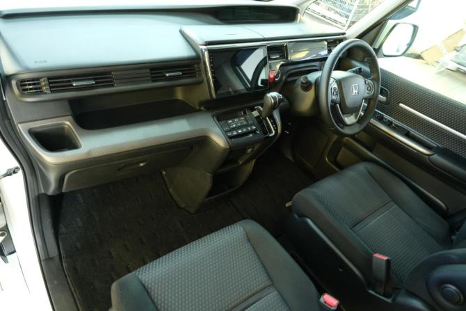Honda Stepwgn V с пробегом 2015 года, цена 1 899 000 рублей, 132000 км, минивэн, Автокод Объявления