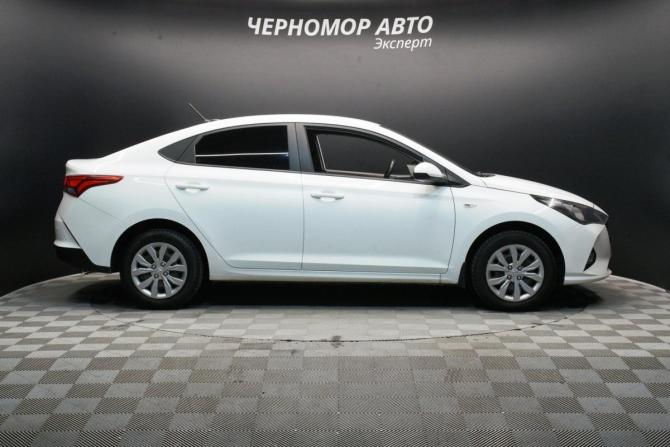 Hyundai Solaris II Рестайлинг с пробегом 2021 года, цена 1 365 000 рублей, 180000 км, седан, Автокод Объявления