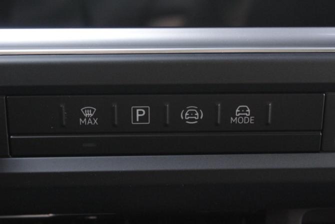 Volkswagen Caravelle T7 с пробегом 2025 года, цена 9 700 000 рублей, 42 км, минивэн, Автокод Объявления
