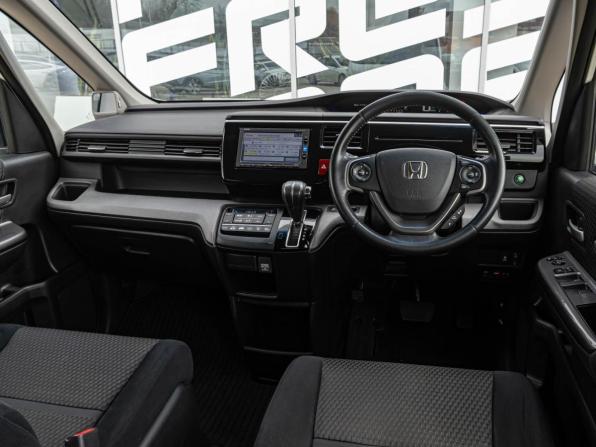 Honda Stepwgn V с пробегом 2017 года, цена 2 020 000 рублей, 91408 км, минивэн, Автокод Объявления