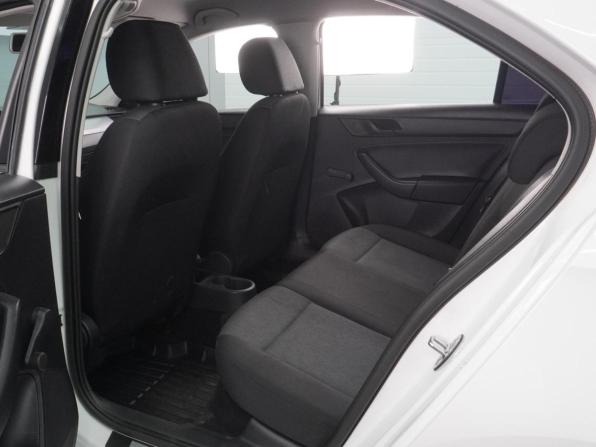 Skoda Rapid I с пробегом 2015 года, цена 1 060 000 рублей, 44348 км, лифтбек, Автокод Объявления