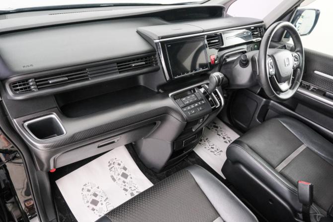 Honda Stepwgn V Рестайлинг с пробегом 2019 года, цена 2 299 000 рублей, 93000 км, минивэн, Автокод Объявления