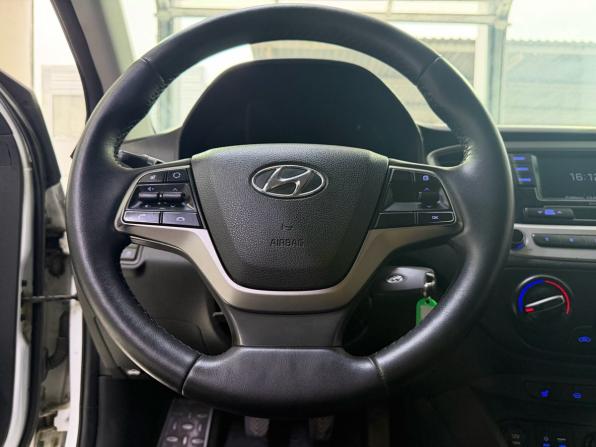 Hyundai Solaris II с пробегом 2017 года, цена 999 000 рублей, 264379 км, седан, Автокод Объявления