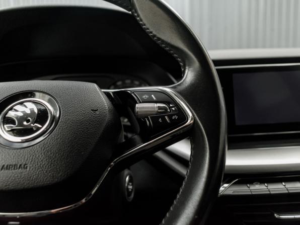 Skoda Octavia IV (A8) с пробегом 2021 года, цена 2 290 000 рублей, 106370 км, лифтбек, Автокод Объявления