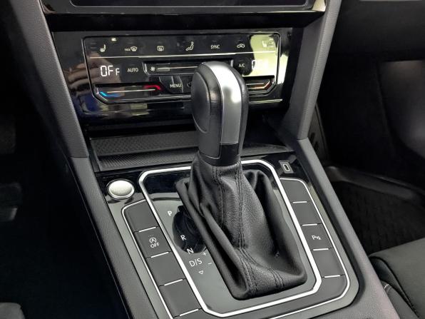 Volkswagen Passat B8 Рестайлинг с пробегом 2021 года, цена 2 210 000 рублей, 90268 км, седан, Автокод Объявления
