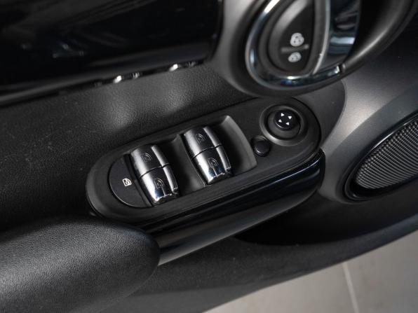 Mini Hatch III (F55/F56) Рестайлинг с пробегом 2018 года, цена 1 499 000 рублей, 131375 км, хэтчбек, Автокод Объявления