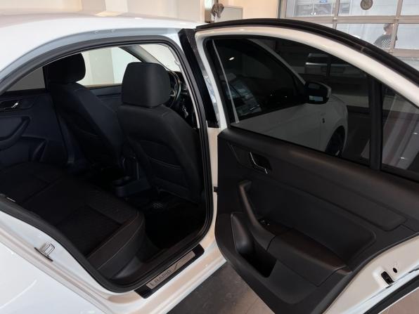 Skoda Rapid I с пробегом 2016 года, цена 1 079 000 рублей, 160367 км, лифтбек, Автокод Объявления