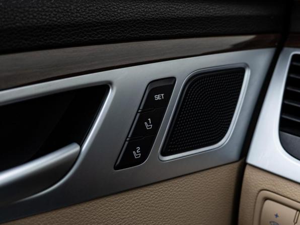 Hyundai Genesis II с пробегом 2014 года, цена 1 950 000 рублей, 172461 км, седан, Автокод Объявления
