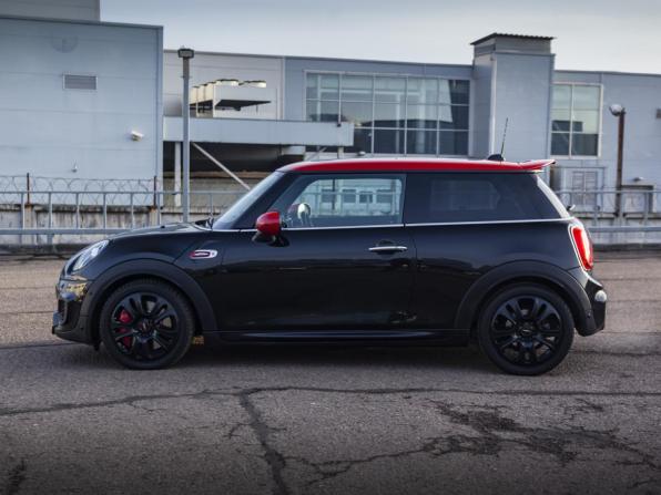 Mini Hatch III (F55/F56) Рестайлинг с пробегом 2018 года, цена 3 090 000 рублей, 47760 км, хэтчбек, Автокод Объявления