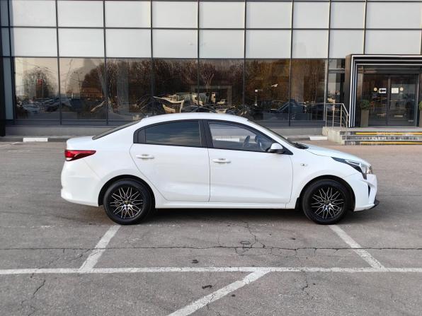 Kia Rio IV Рестайлинг с пробегом 2021 года, цена 1 330 000 рублей, 102644 км, седан, Автокод Объявления