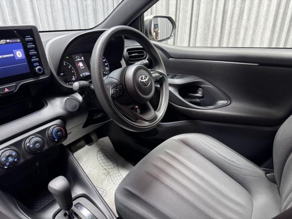 Toyota Yaris IV с пробегом 2020 года, цена 1 400 000 рублей, 65289 км, хэтчбек, Автокод Объявления